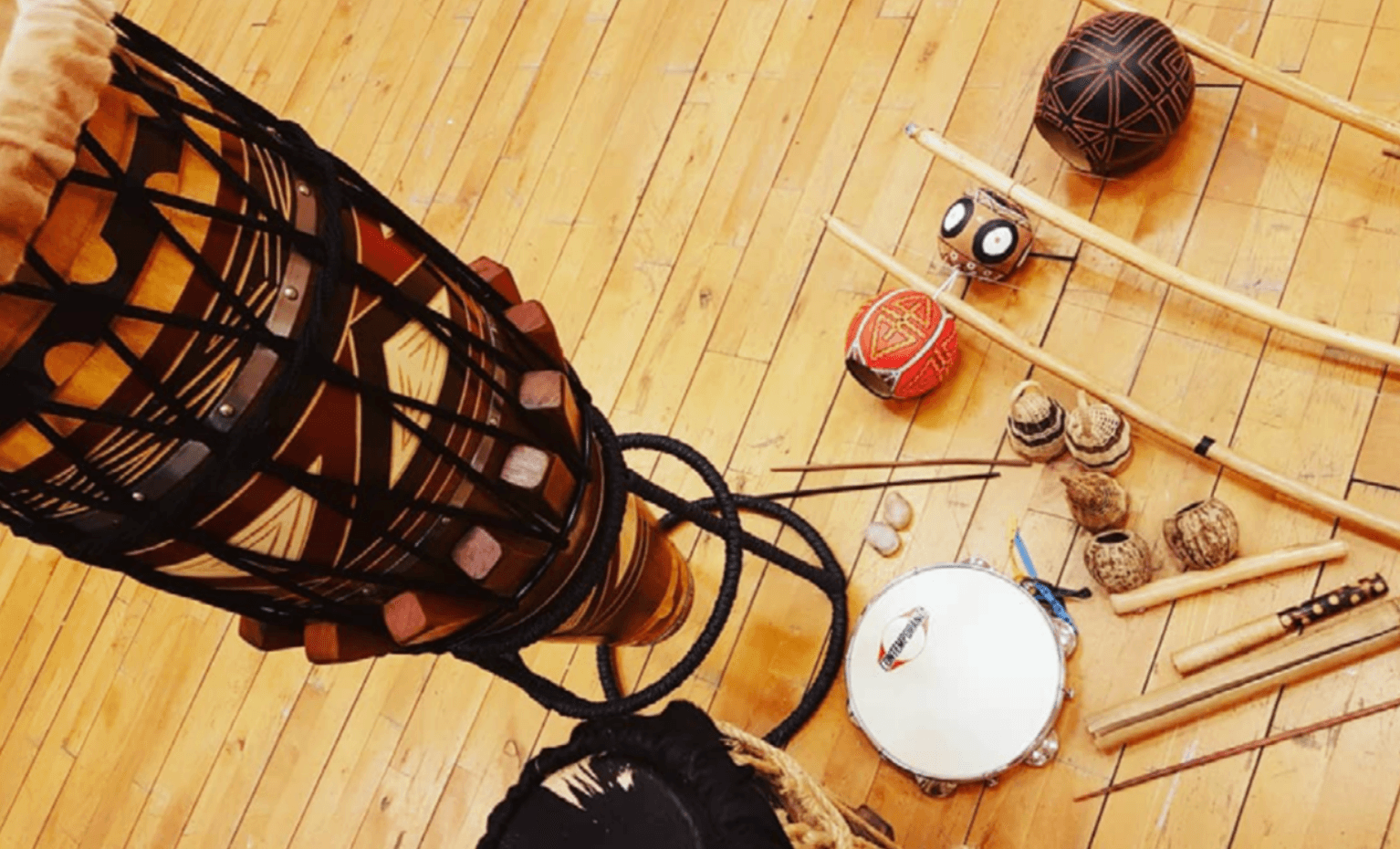 Capoeira instruments: Atabaque (big drum), pandeiro (tambourine), Agog., Reco-reco and three different berimbaus (the three arched instruments with painted calabasas), the bigger one is the leading berimbau, called “gunga”. Source: author.