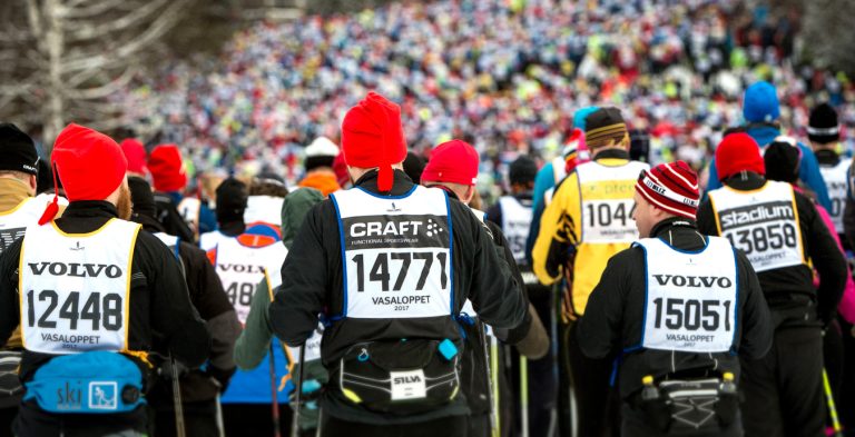 Vasaloppsdeltagare med röd "Mora-Nisse"-mössa