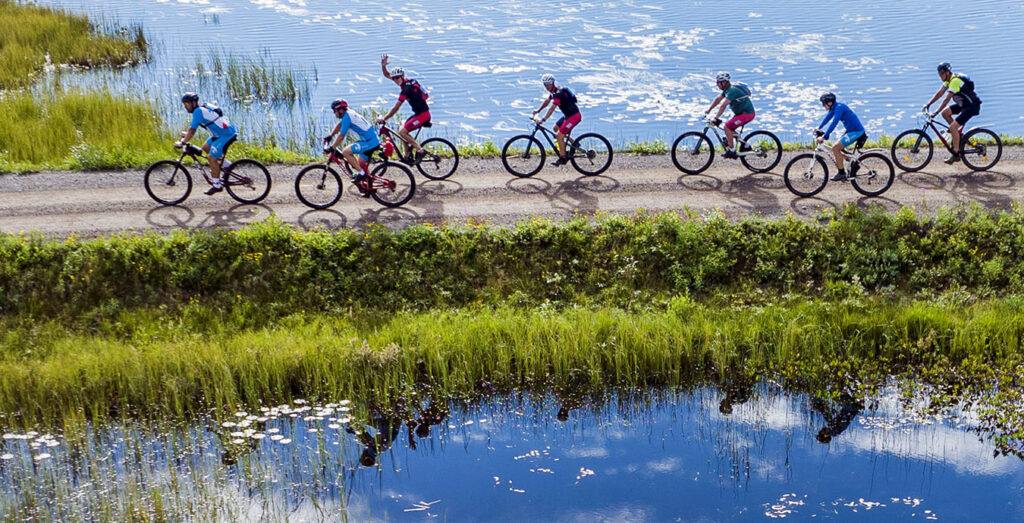 Cyklister vid sjö som cyklar Cykelvasan